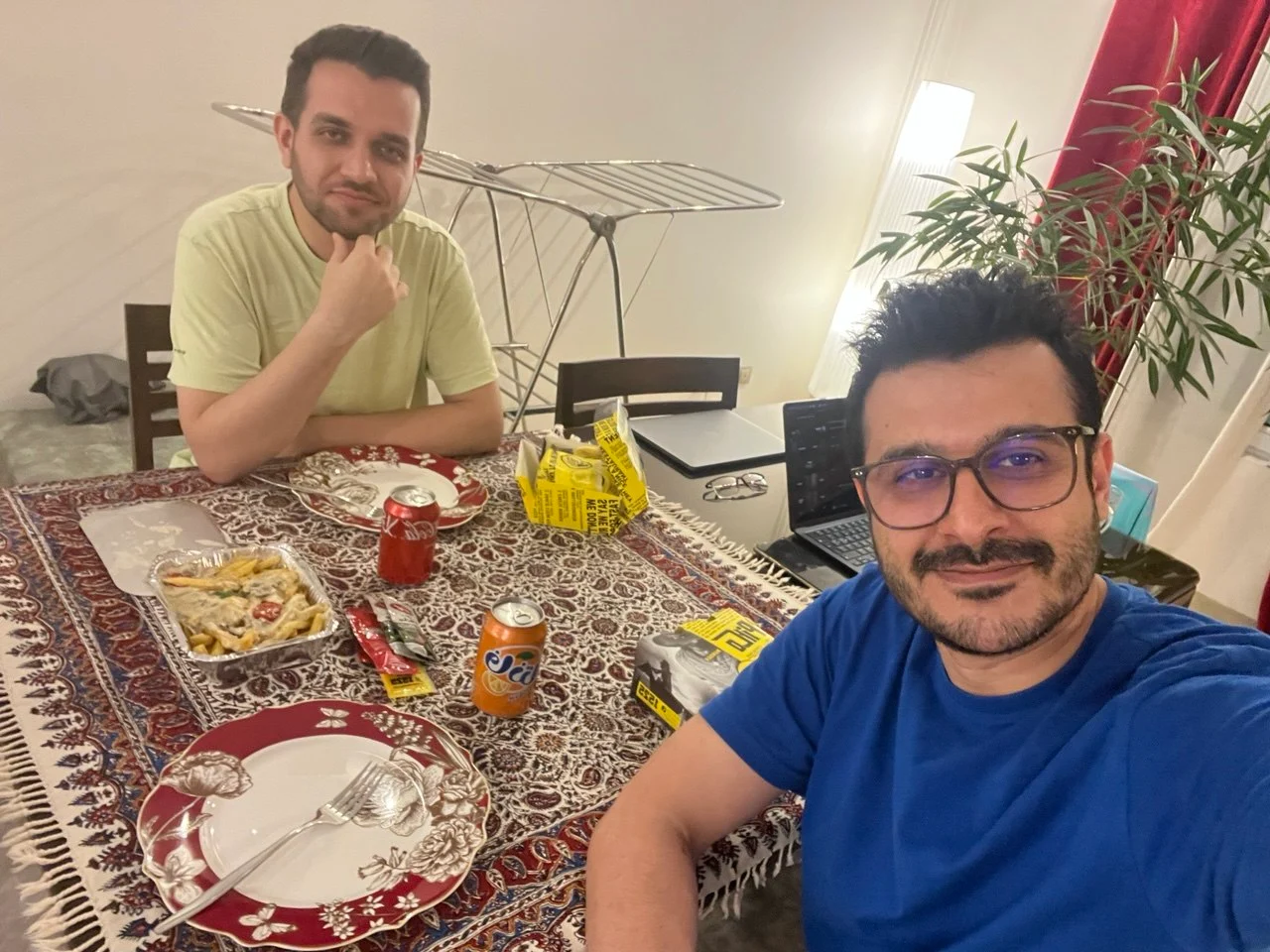 دورهمی خانگی کنار غذا و لپتاپها